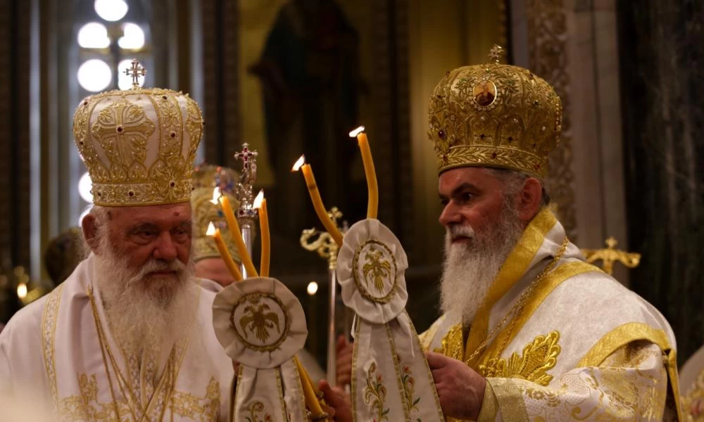 "Αντάρτικο" από τον Μητροπολίτη Καλαβρύτων για τα rapid στις εκκλησίες, ενώ η κυβέρνηση θα "τσεκουρώνει" τους πιστούς κι όχι το ναό